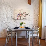 Historic Apartment With Private Garden In Old Town