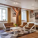 Historic Apartment With Private Garden In Old Town