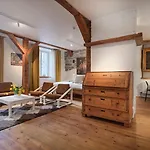 Historic Apartment With Private Garden In Old Town
