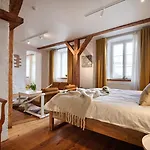 Historic Apartment With Private Garden In Old Town